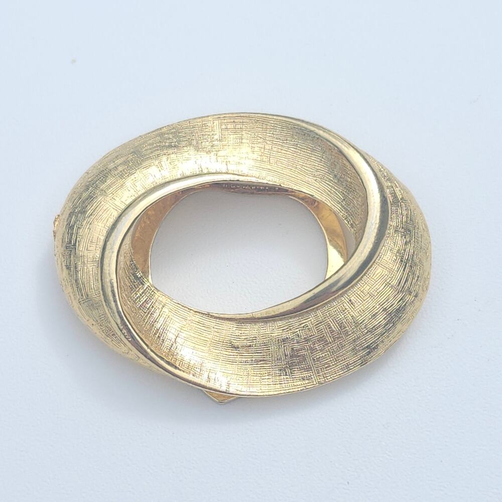 Vintage Signed Lieba USA Gold Tone Textured Oval Scarf Clip Ring Slide Holder
